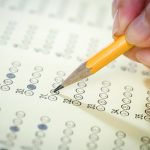 SAT hay IELTS khó hơn? Nên thi chứng chỉ nào?