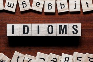 Idioms thông dụng theo chủ đề và cách dùng trong IELTS Speaking