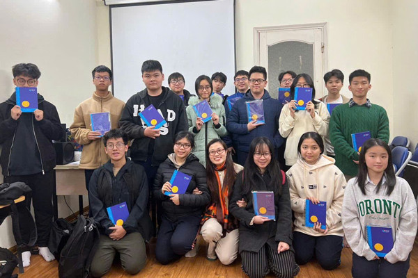 Học viên tại ECE chụp ảnh cùng cô Đoàn Nương