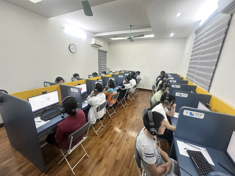 ECE tổ chức thi thử IELTS định kì cho học viên trên máy tính
